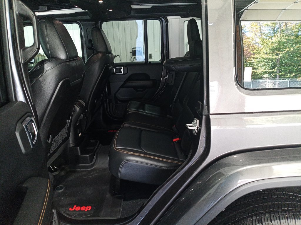 Used 2025 Jeep Wrangler Unlimited Sahara w/ Technology Group AWD/4WD image 16