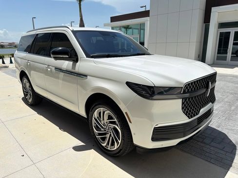 Certified 2025 Lincoln Navigator Reserve AWD/4WD image 5