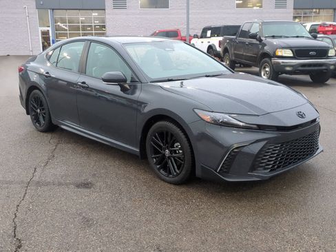 Used 2025 Toyota Camry SE image 2