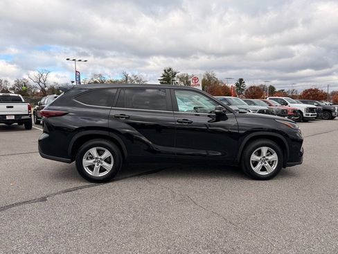 Used 2024 Toyota Highlander LE image 3