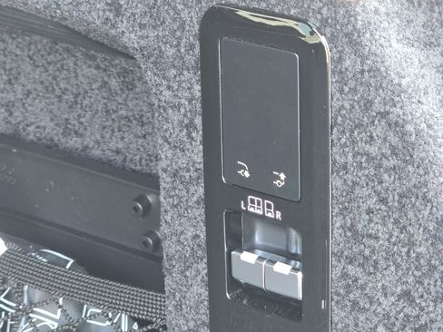 New 2025 Land Rover Range Rover SE image 21