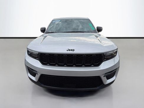 Used 2023 Jeep Grand Cherokee Altitude AWD/4WD image 2