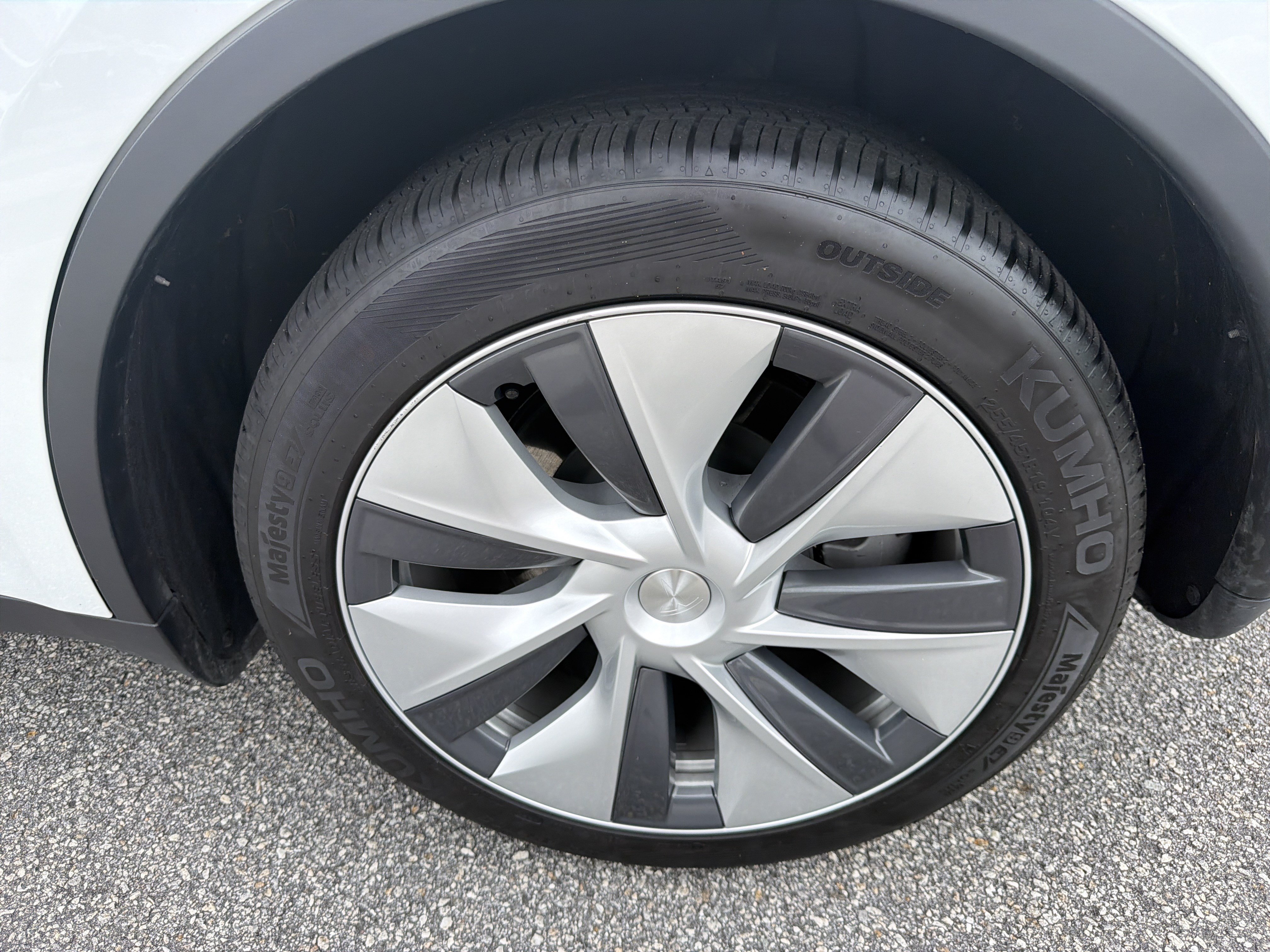 Used 2023 Tesla Model Y Long Range AWD/4WD image 23