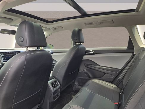 Used 2022 Volkswagen Taos SE w/ Panoramic Sunroof Package AWD/4WD image 13
