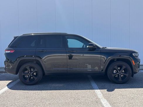 Used 2024 Jeep Grand Cherokee Limited w/ Luxury Tech Group II AWD/4WD image 7