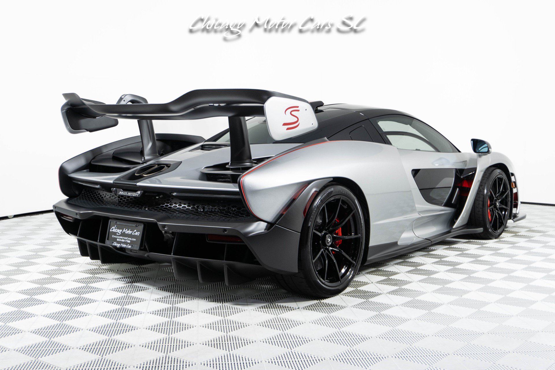 Used 2019 McLaren Senna RWD image 17