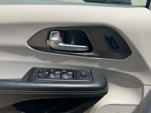 Used 2024 Chrysler Pacifica Touring-L FWD image 28