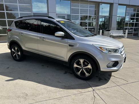 Used 2017 Ford Escape SE w/ Equipment Group 201A AWD/4WD image 2