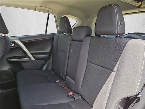 Used 2018 Toyota RAV4 XLE FWD image 17