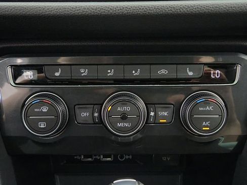 Used 2018 Volkswagen Tiguan SEL AWD/4WD image 17