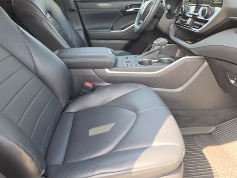 Used 2023 Toyota Highlander XLE FWD image 15