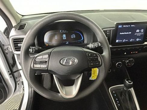Used 2024 Hyundai Venue SE FWD image 15