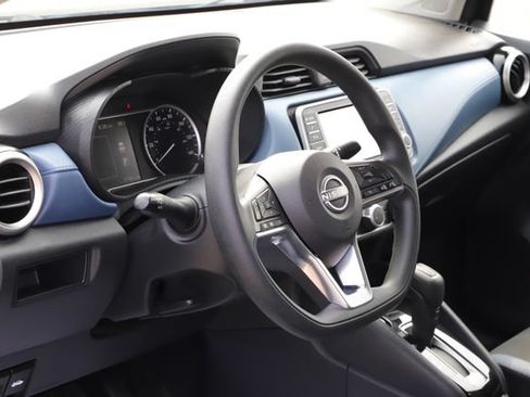 Used 2025 Nissan Versa SV FWD image 11
