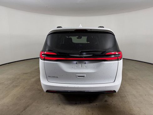Used 2022 Chrysler Pacifica Touring-L FWD image 8