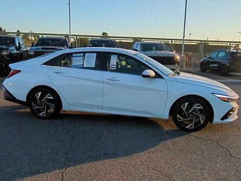 Used 2025 Hyundai Elantra SEL FWD image 9