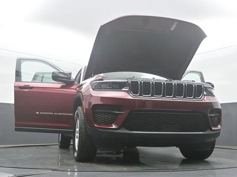 Used 2024 Jeep Grand Cherokee Laredo AWD/4WD image 56