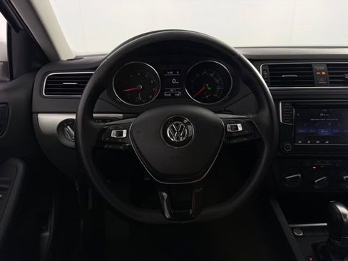 Used 2017 Volkswagen Jetta SE image 19