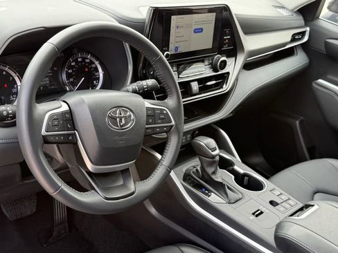 Used 2025 Toyota Highlander XLE FWD image 9
