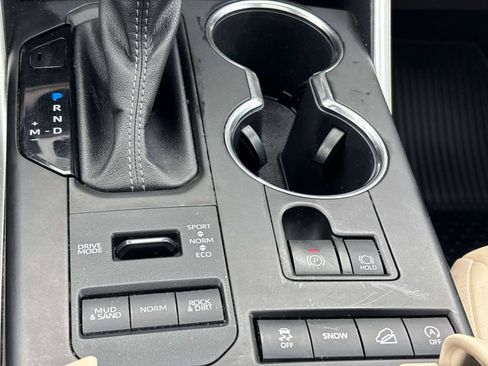 Used 2022 Toyota Highlander XLE AWD/4WD image 24
