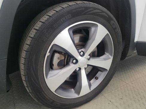 Used 2020 Jeep Cherokee Limited image 31