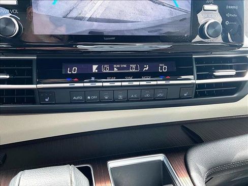 Used 2024 Toyota Sienna XLE FWD image 24