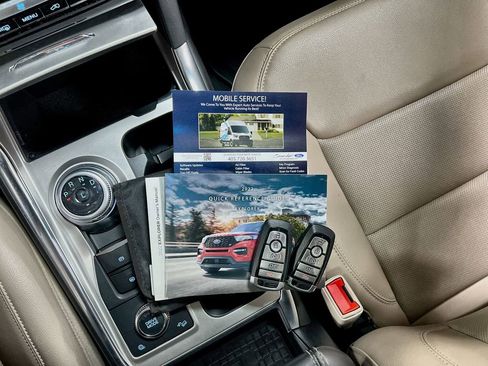 Used 2022 Ford Explorer Limited w/ Equipment Group 301A AWD/4WD image 10