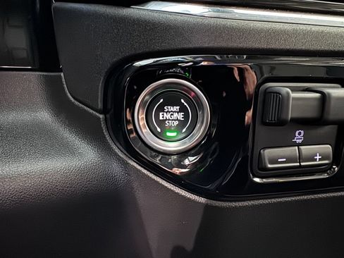 Certified 2025 GMC Sierra 1500 SLT AWD/4WD image 22
