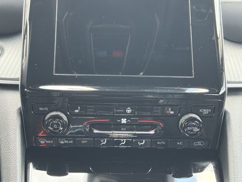 Used 2025 Jeep Grand Cherokee Altitude AWD/4WD image 18