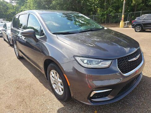 Used 2023 Chrysler Pacifica Touring-L FWD image 3