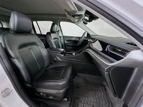 Used 2023 Jeep Grand Cherokee 4x4 image 33