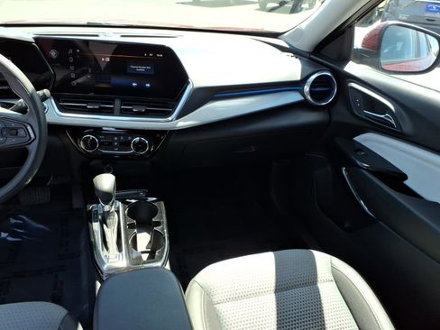 Used 2024 Chevrolet Trax LT FWD image 15