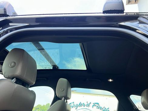 Used 2018 Land Rover Range Rover Velar R-Dynamic SE AWD/4WD image 29