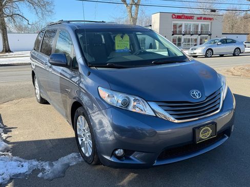 Used 2014 Toyota Sienna XLE image 3