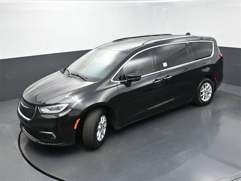 Used 2021 Chrysler Pacifica Touring-L image 35