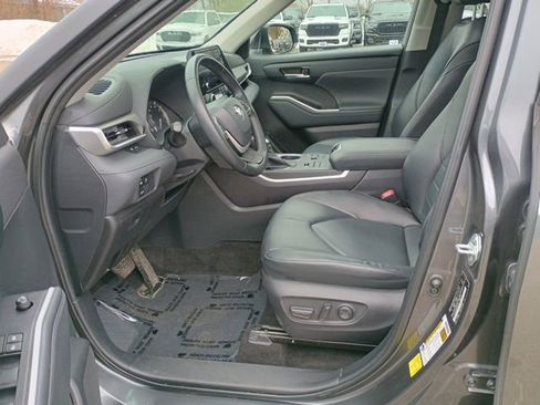 Used 2023 Toyota Highlander XLE AWD/4WD image 25