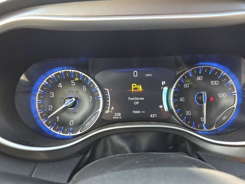 Used 2023 Chrysler Pacifica Touring-L image 8