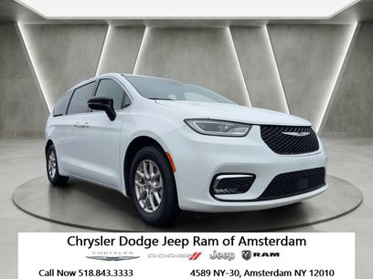 Used 2025 Chrysler Pacifica Select
