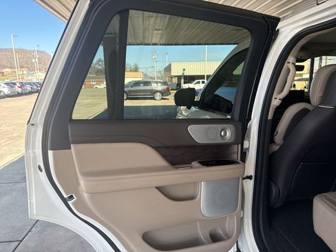 Used 2024 Lincoln Navigator Reserve image 16