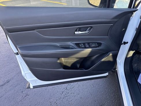 Used 2025 Nissan Murano SV image 14