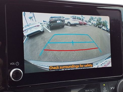 Used 2023 Toyota Highlander LE FWD image 23