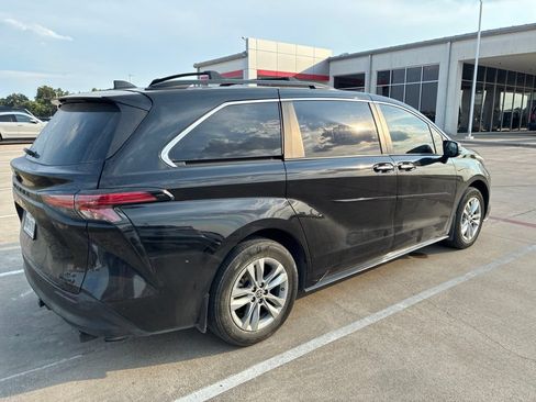 Used 2022 Toyota Sienna XLE Woodland Edition AWD/4WD image 2