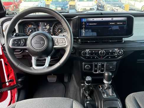 Used 2025 Jeep Wrangler Unlimited Sahara AWD/4WD image 7