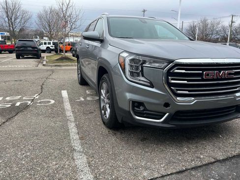Used 2024 GMC Terrain SLT image 8