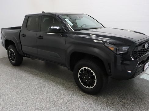 Certified 2025 Toyota Tacoma TRD Off-Road AWD/4WD image 4