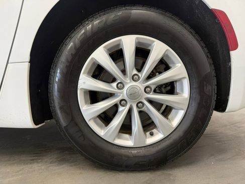 Used 2017 Chrysler Pacifica Touring w/ Tire & Wheel Group FWD image 70