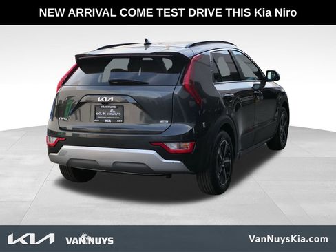 Used 2023 Kia Niro LX image 3