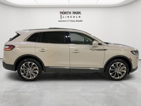 Used 2022 Lincoln Nautilus Reserve FWD image 2