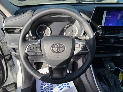 Used 2025 Toyota Highlander XLE AWD/4WD image 16