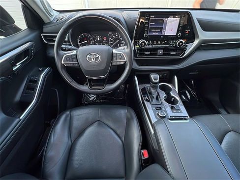 Used 2020 Toyota Highlander Limited image 11