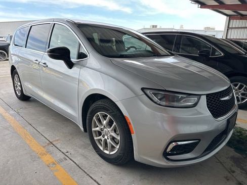 Used 2024 Chrysler Pacifica Touring-L FWD image 2